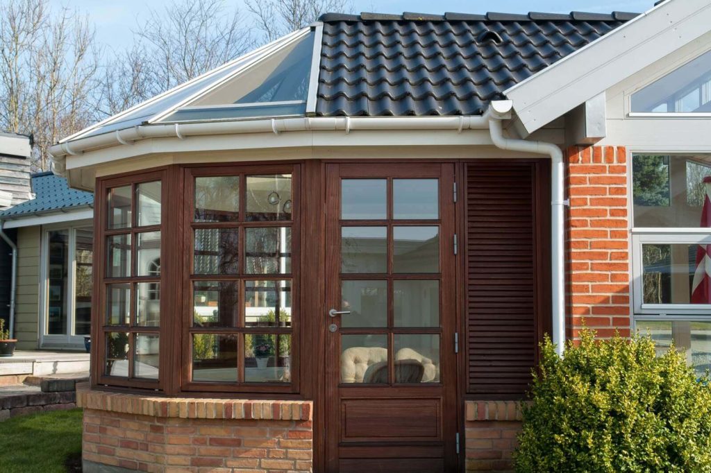 Glass vs solid roofs: Which is right for your new conservatory? 2 best conservator